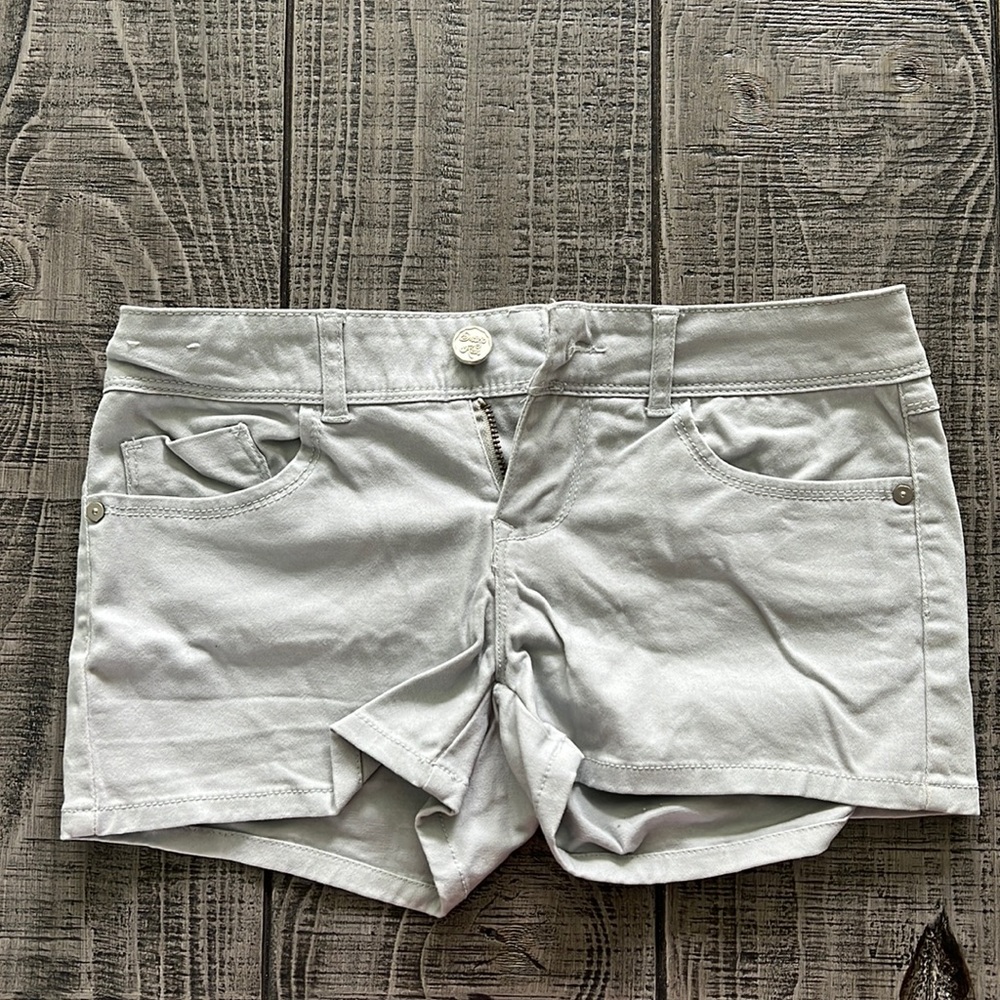 Stretchy gray shorts